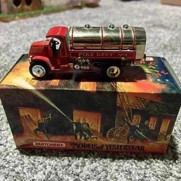 Matchbox Models of Yesteryear YFE11-M 1923 Mack AC Fire Engine Water Tanker MIB - Picture 2 of 10